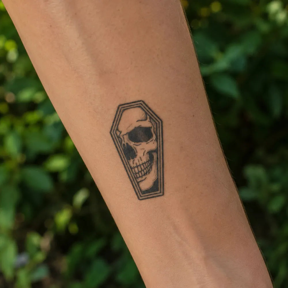 SafeTatt — Coffin Skull · fotografie tetování na kůži
