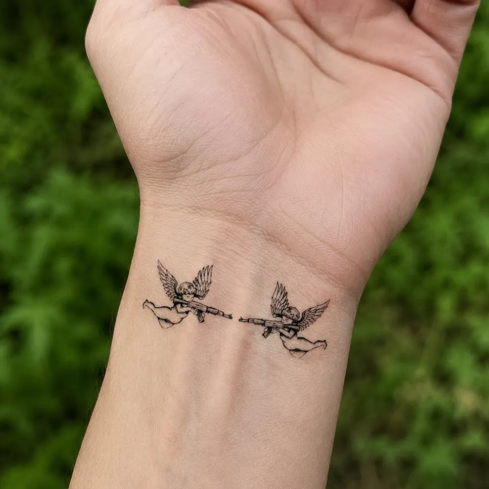 SafeTatt — Armed Cherubs · fotografie tetování na kůži